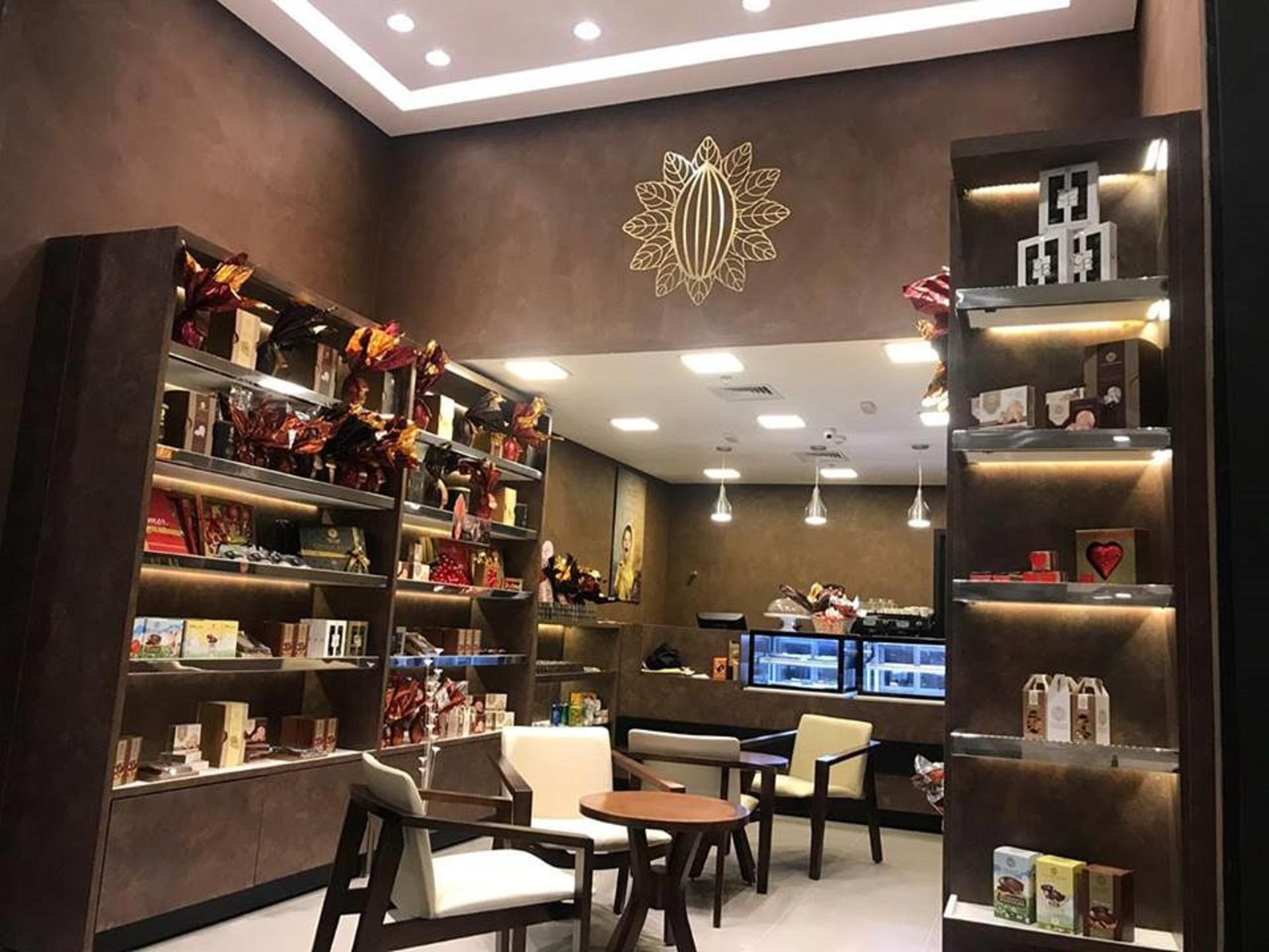 Na onda amarela, Chocolateria Brasileira inaugura loja em